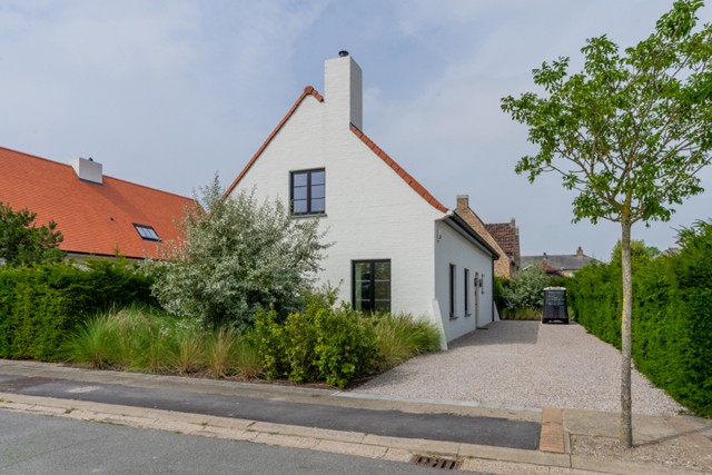 Exclusief; Mooie en recent gerenoveerde villa met weidse zichten over de velden